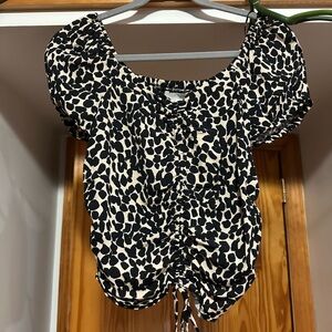 H&M Crop Short Sleeve Blouse Tan and Black Animal Print Size Small EUC